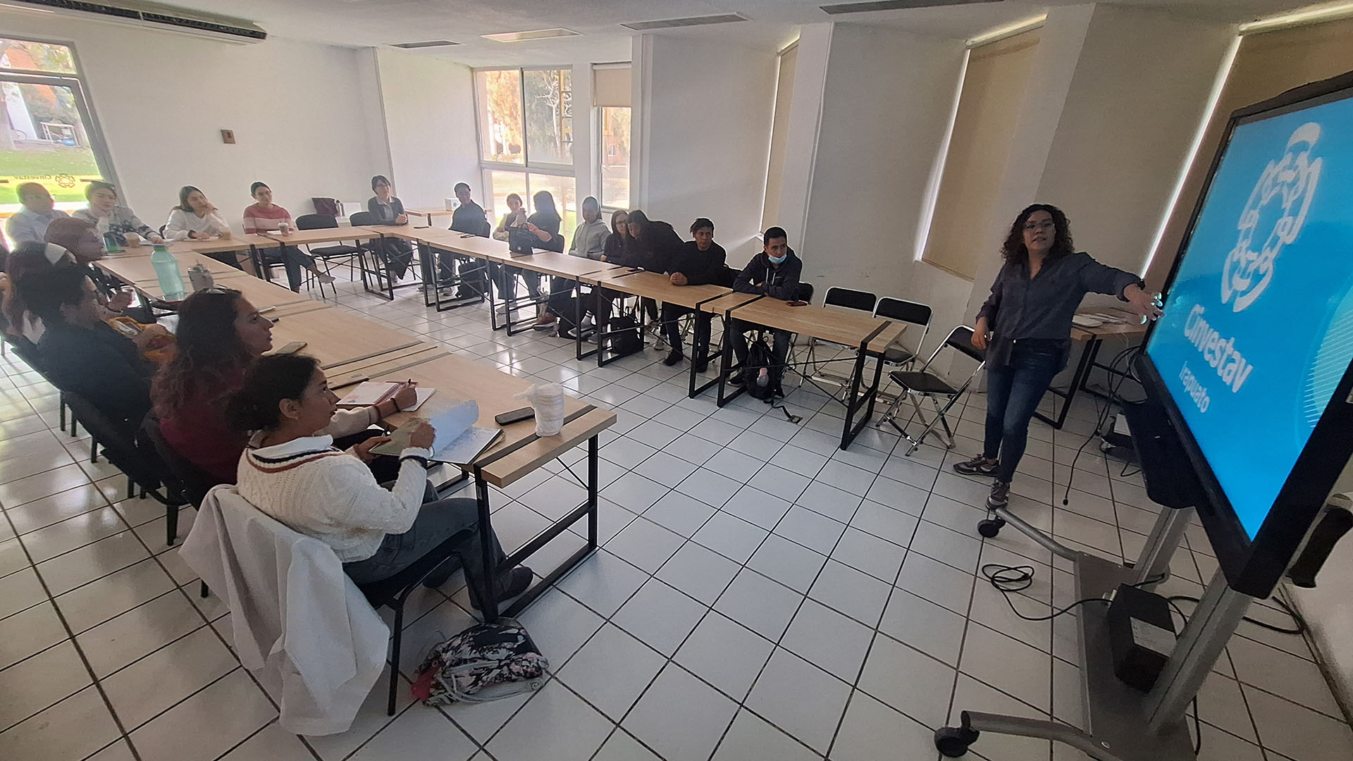Bienvenida a un grupo de licenciatura en visita a la Unidad Irapuato