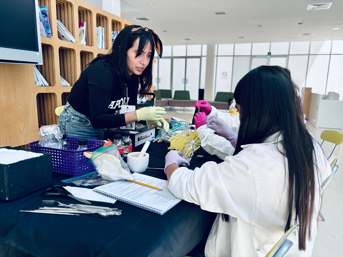 Tenemos visita a nuestro Laboratorio infantil por niñas del DIF